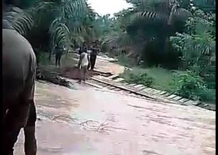 Kondisi jembatan di Desa Pring Jaya Kecamatan Rakit Kulim saat tergerus banjir beberapa waktu lalu.